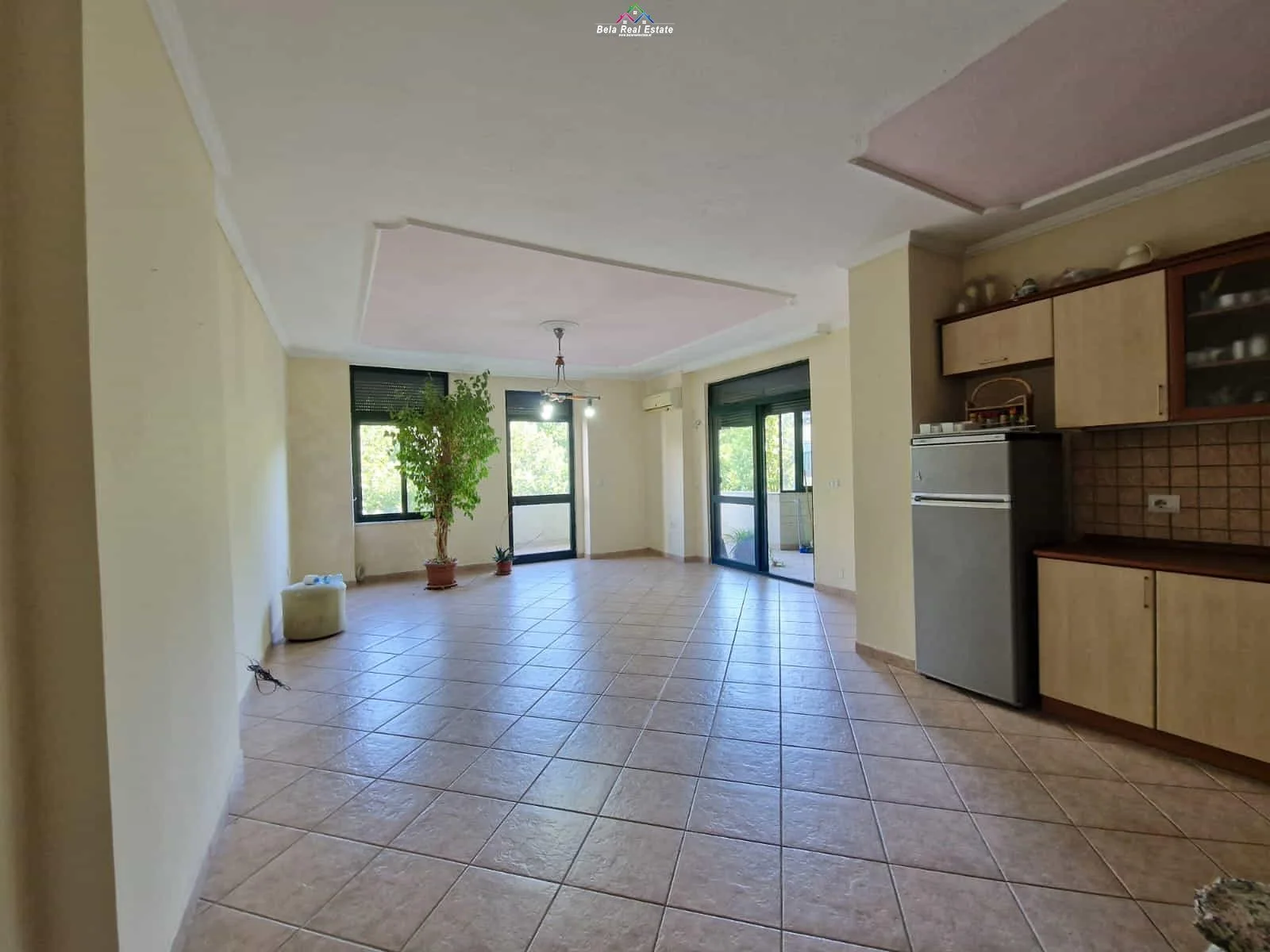 Zyre Me Qera Tek Ish Ekspozita (ID BZ2924) Tirane