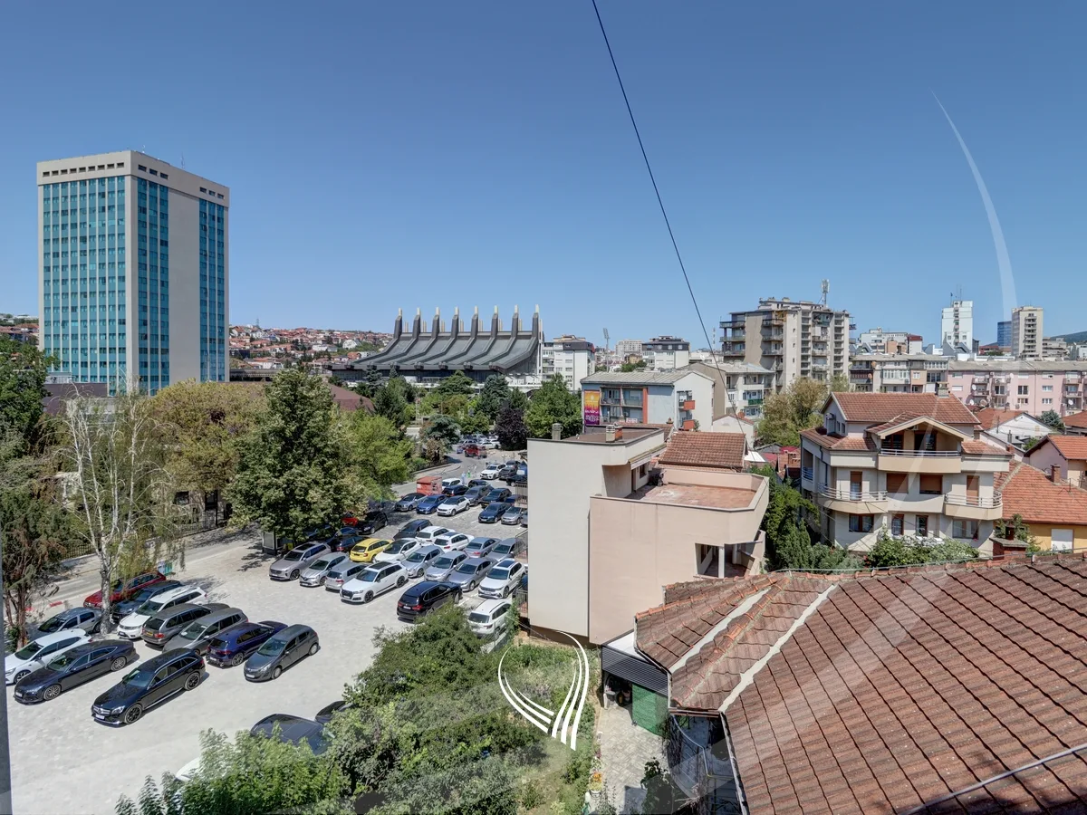 Banesë me 3 dhoma gjumi me qira në lagjen Pejton