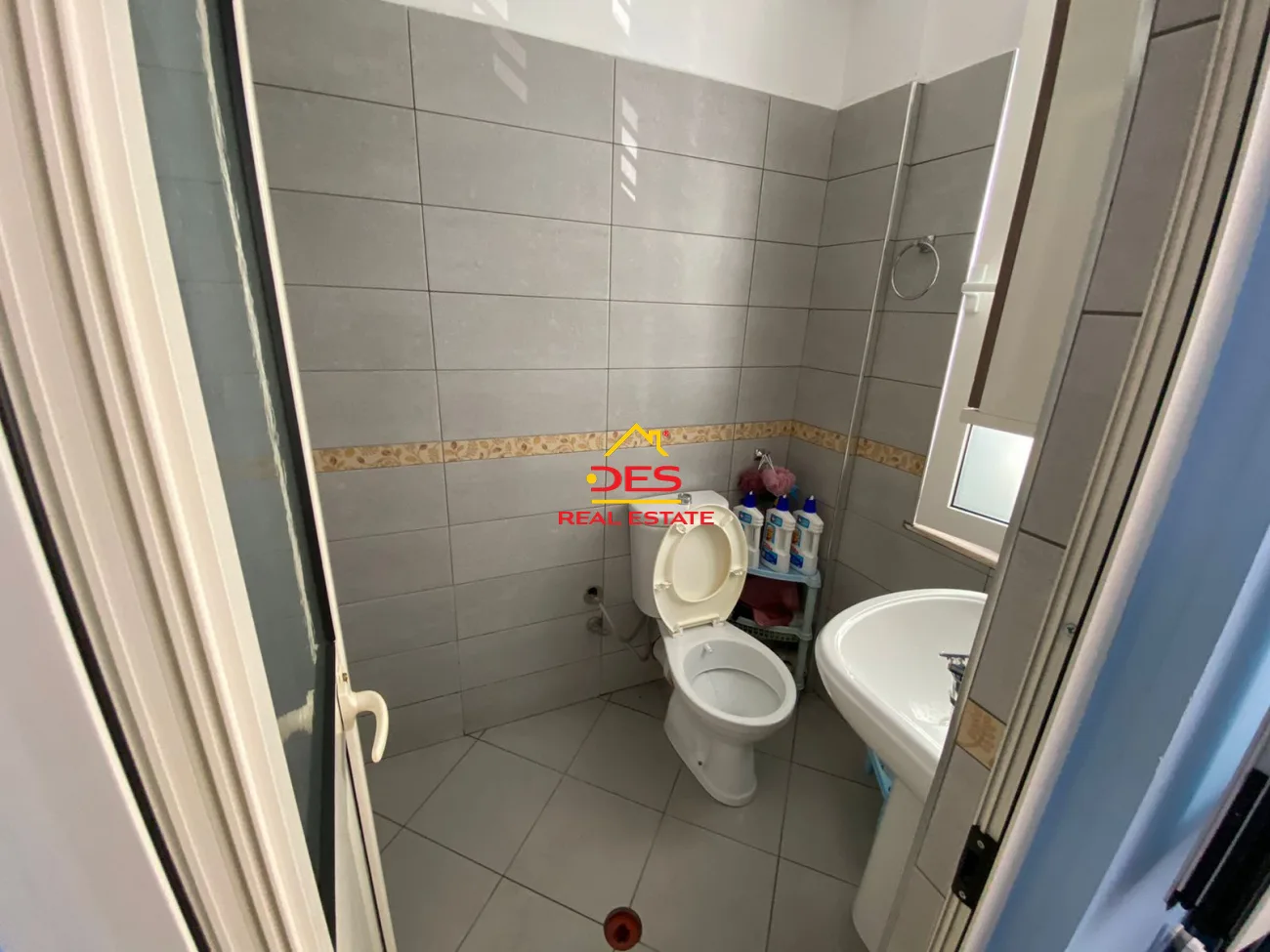 Shitet vile 2 katëshe me hipotekë në laprakë , pranë spitalit ushtarak