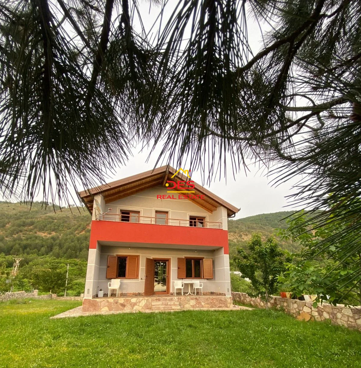 Shitet bujtinë 2 kate në fshatin dërstil, gjinar.