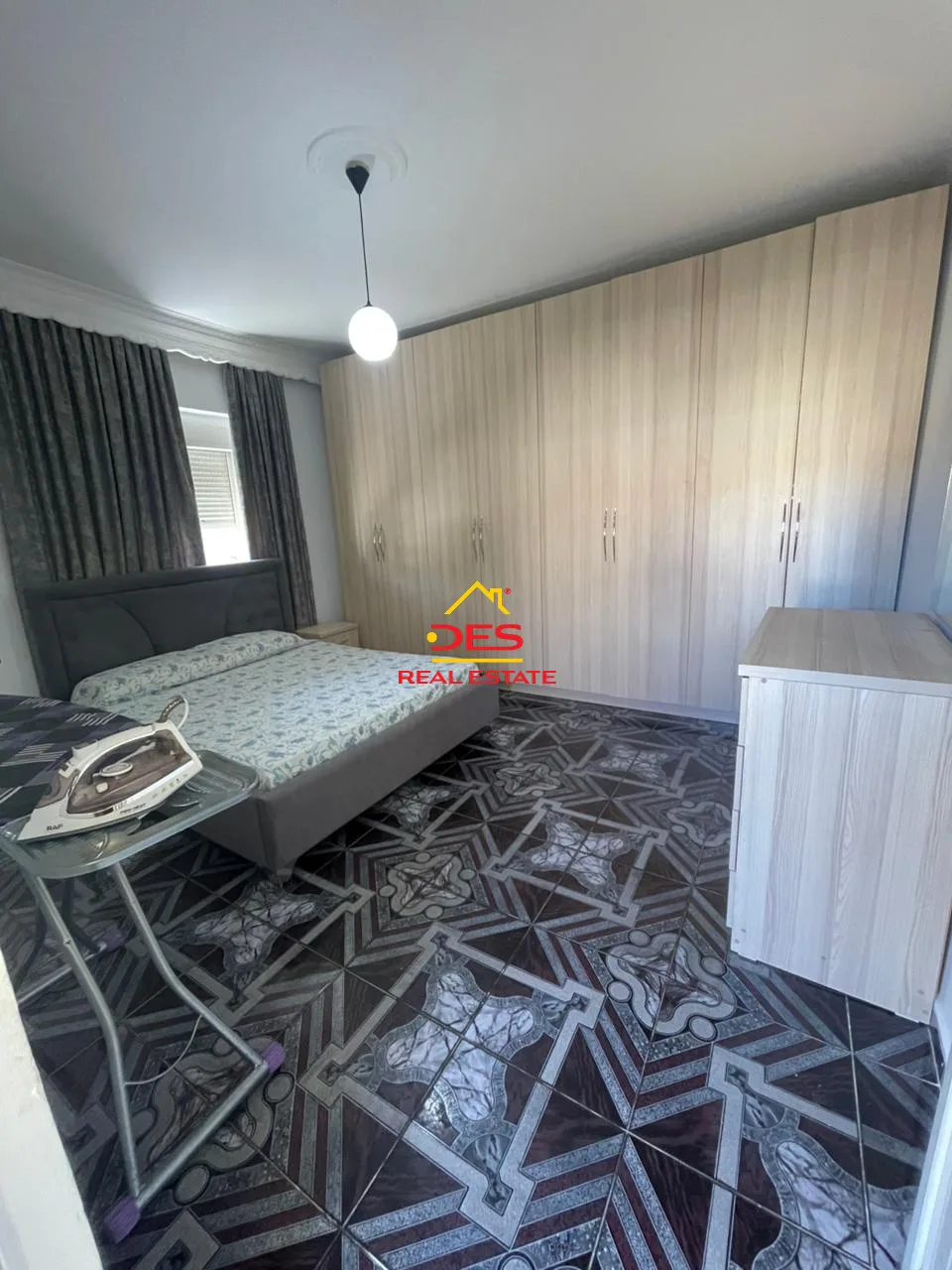 Shitet shtëpi private 2-katëshe pranë sahatit, vlorë