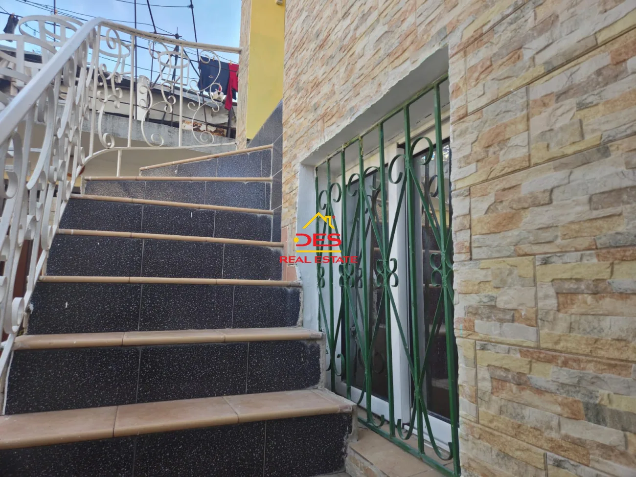 Shitet shtëpi private 2-katëshe pranë sahatit, vlorë