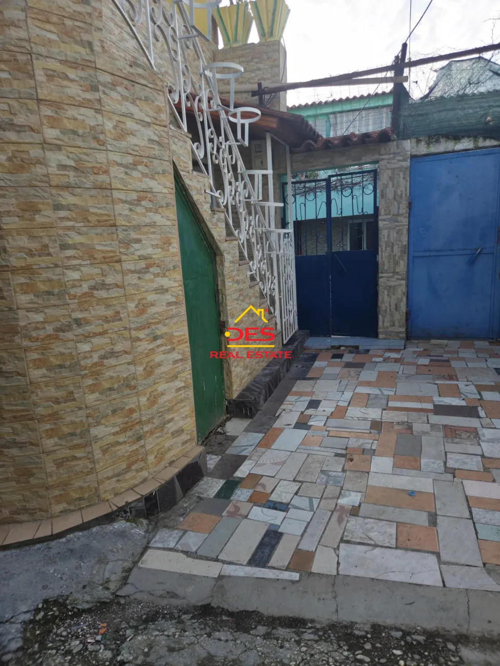 Shitet shtëpi private 2-katëshe pranë sahatit, vlorë