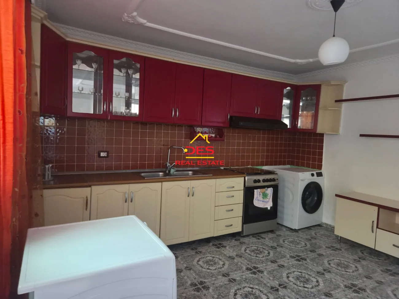 Shitet shtëpi private 2-katëshe pranë sahatit, vlorë