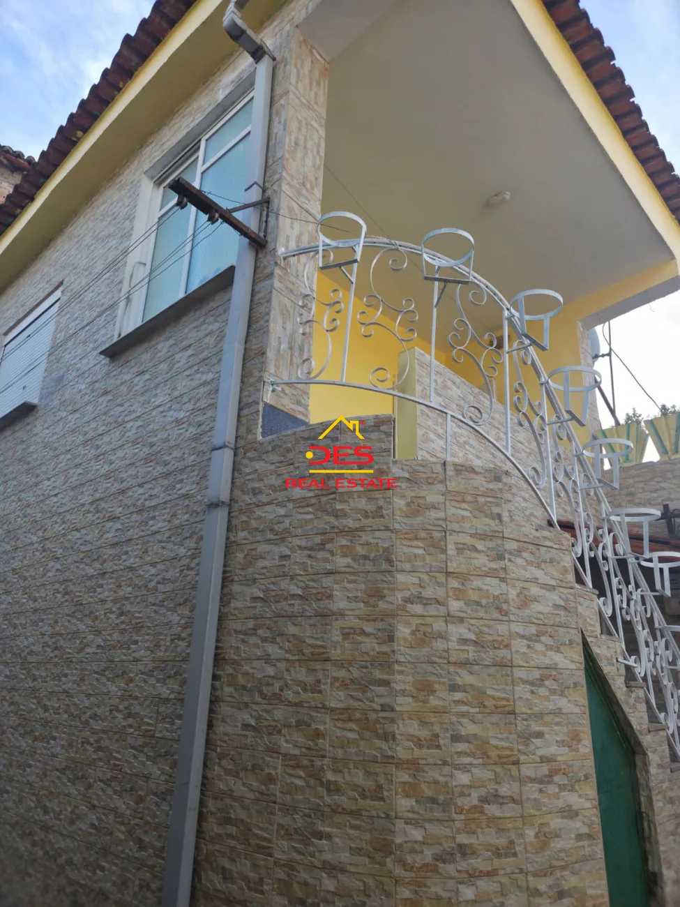 Shitet shtëpi private 2-katëshe pranë sahatit, vlorë