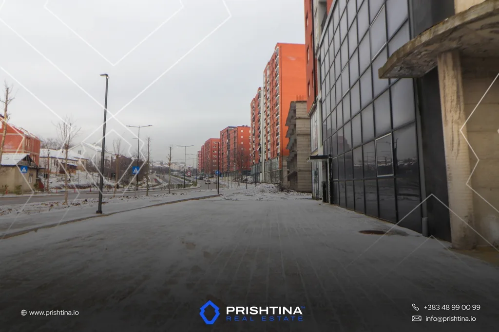 Lokal me qira 780m² te Rruga B