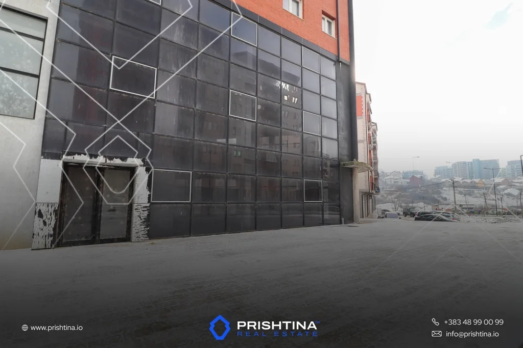 Lokal me qira 780m² te Rruga B