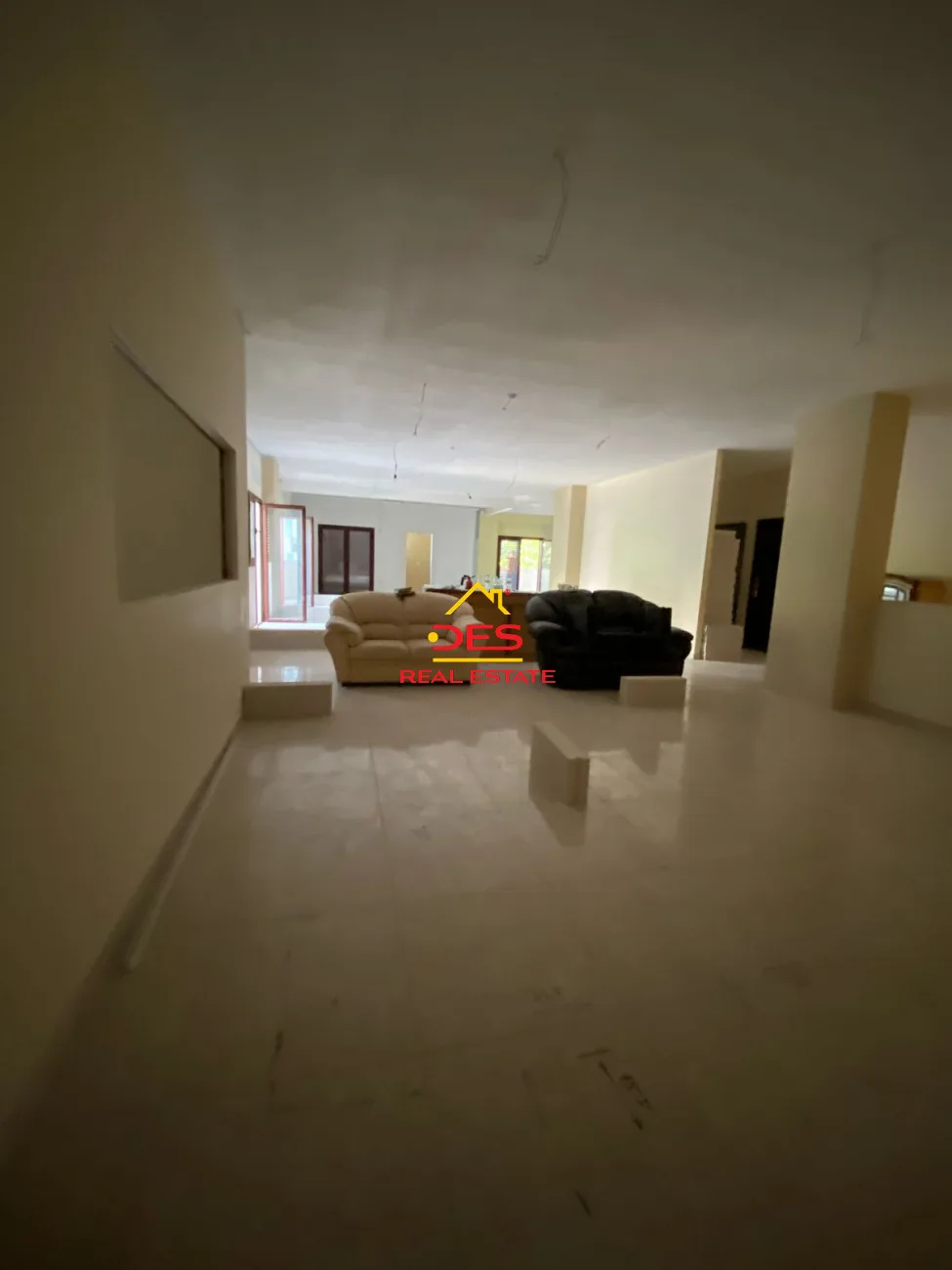 Shitet hotel pranë sahatit,vlorë.