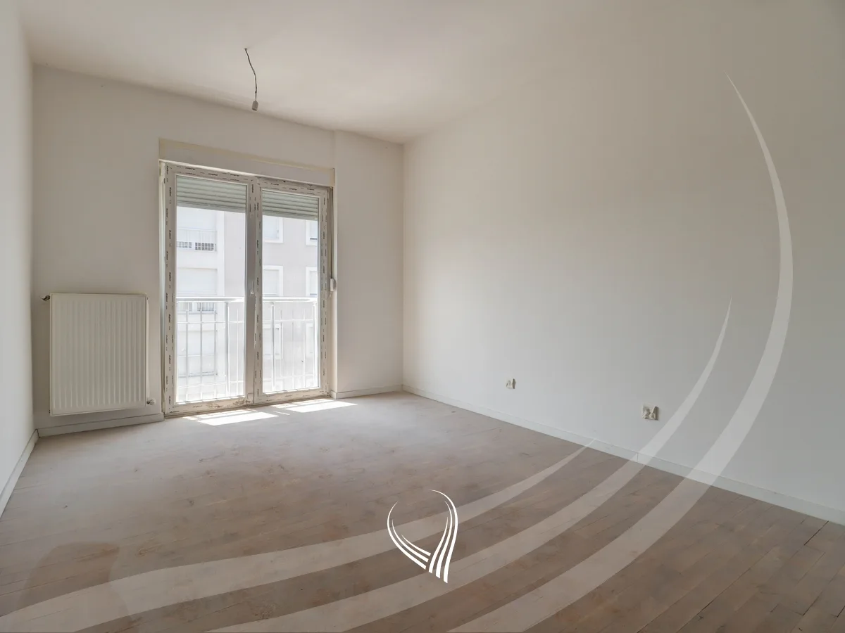 Banesë me 3 dhoma gjumi në shitje në lagjen Kalabria – Emshir