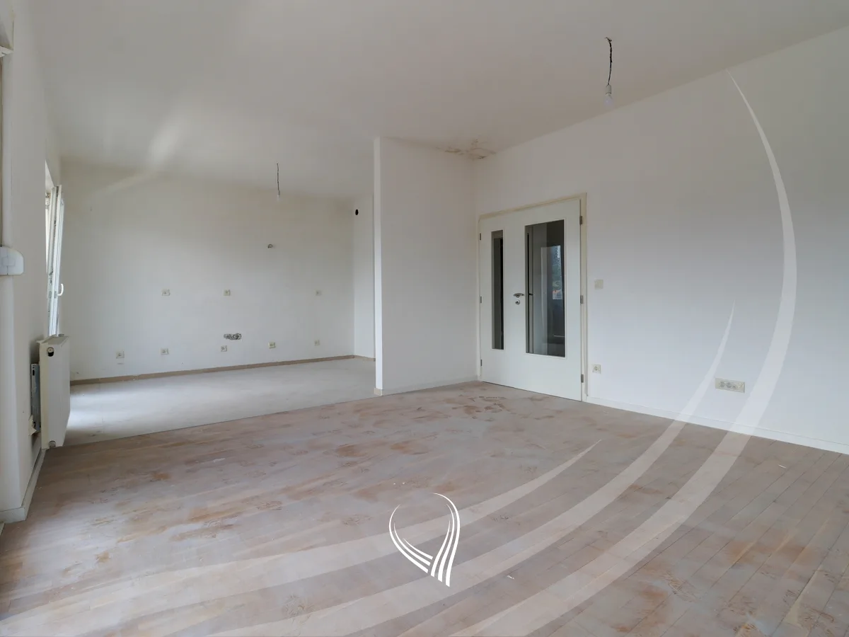 Banesë me 3 dhoma gjumi në shitje në lagjen Kalabria – Emshir