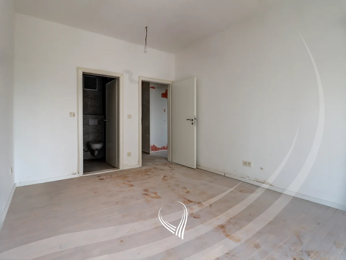 Banesë me 3 dhoma gjumi në shitje në lagjen Kalabria – Emshir