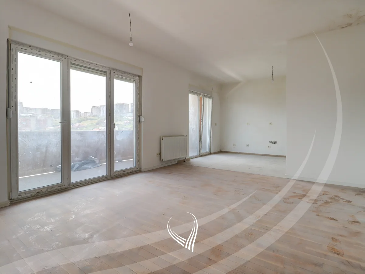 Banesë me 3 dhoma gjumi në shitje në lagjen Kalabria – Emshir