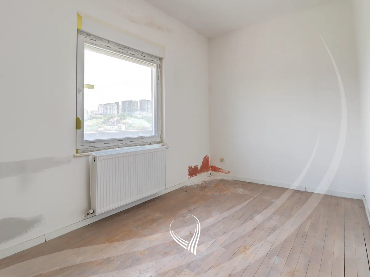 Banesë me 3 dhoma gjumi në shitje në lagjen Kalabria – Emshir