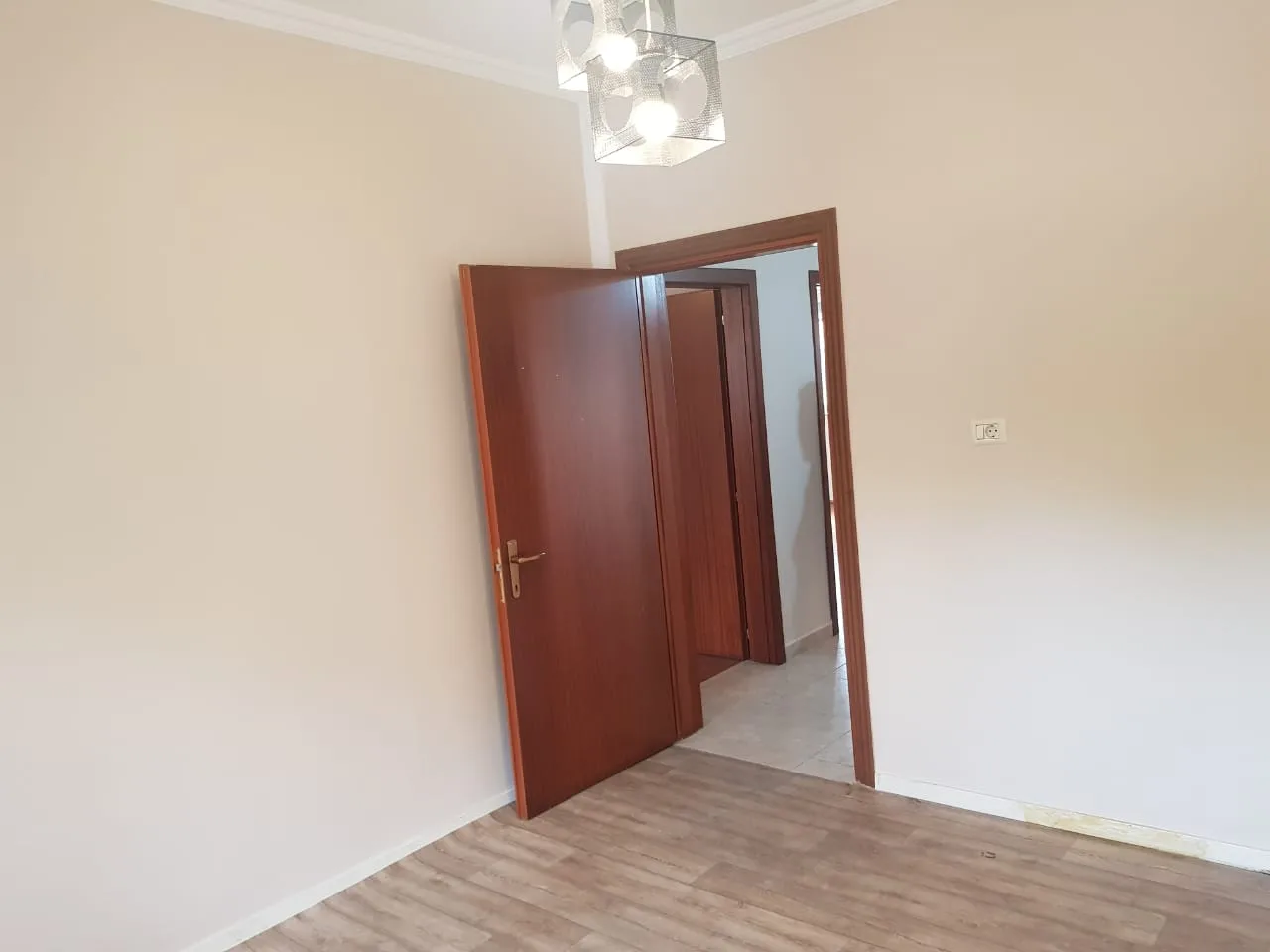 Jepet me qira apartament 3+1 në myslym shyr, tiranë