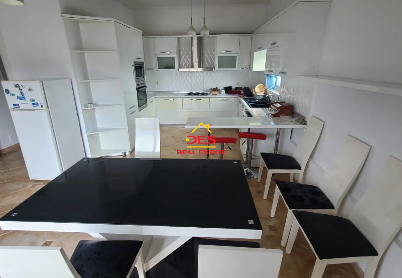 Shitet papafingo 3+1 pranë bashkisë,vlorë