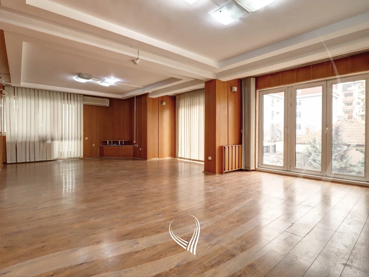 Zyre 300m2 me qira në lagjen Pejton