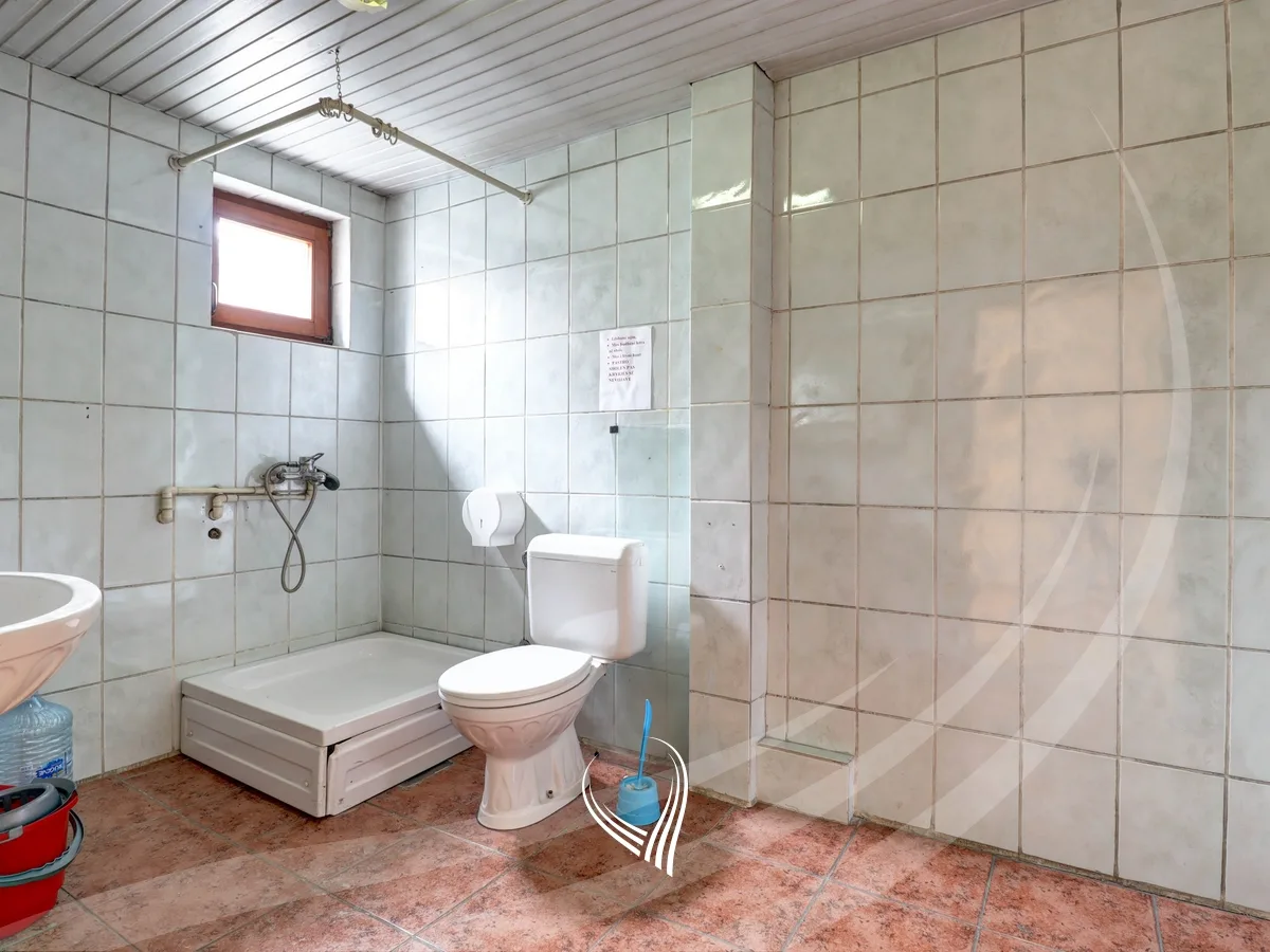 Zyre 300m2 me qira në lagjen Pejton