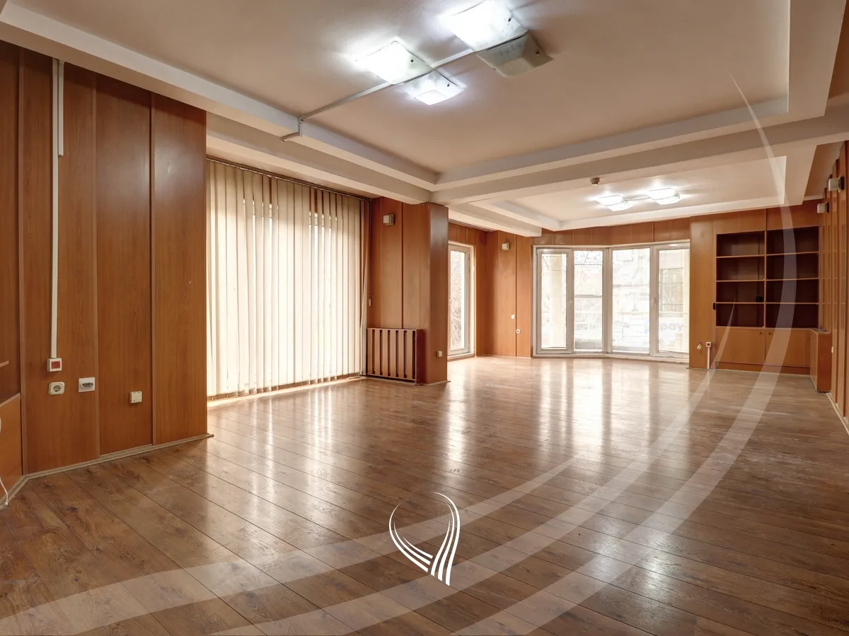 Zyre 300m2 me qira në lagjen Pejton