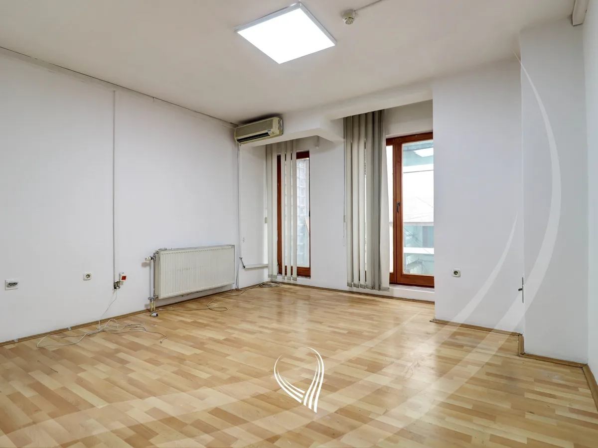 Zyre 300m2 me qira në lagjen Pejton