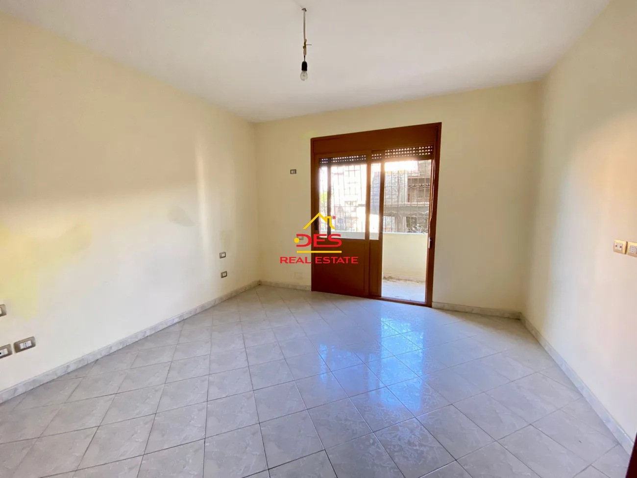 Shitet apartament 2+1 pranë shkollës ali demi,vlorë