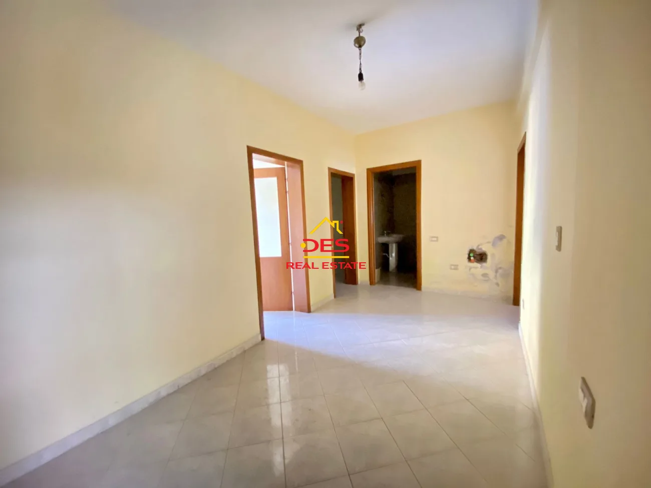 Shitet apartament 2+1 pranë shkollës ali demi,vlorë