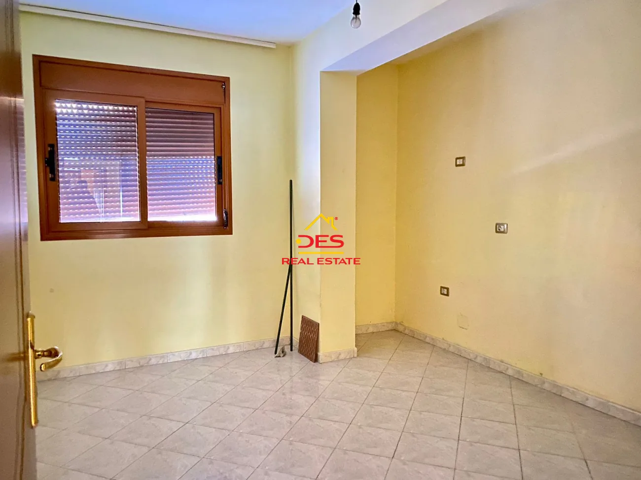 Shitet apartament 2+1 pranë shkollës ali demi,vlorë