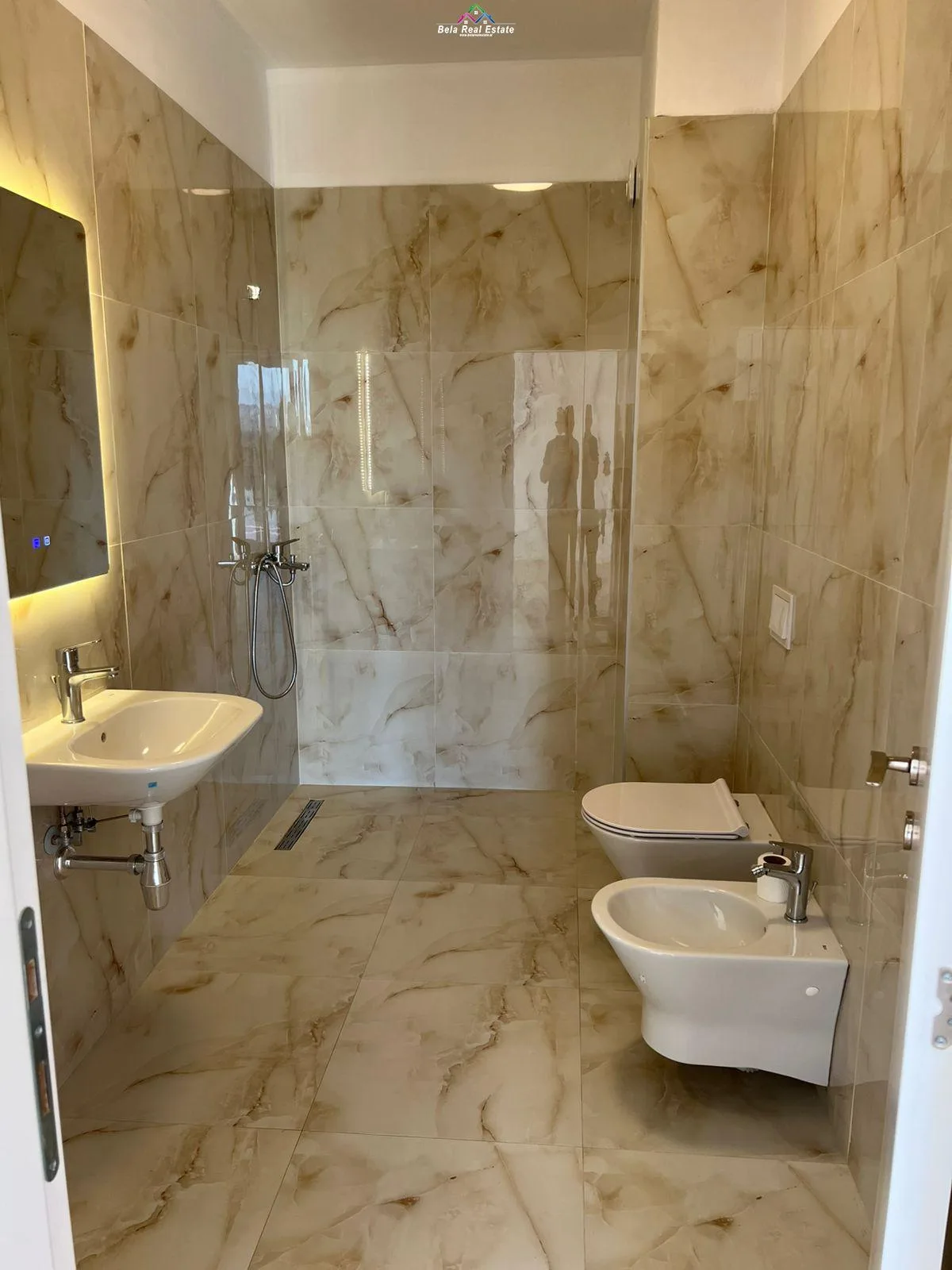 Zyre Me Qera 2+1 Tek Kompleksi Arlis, Farmacia 10 (ID BZ2474) Tirane