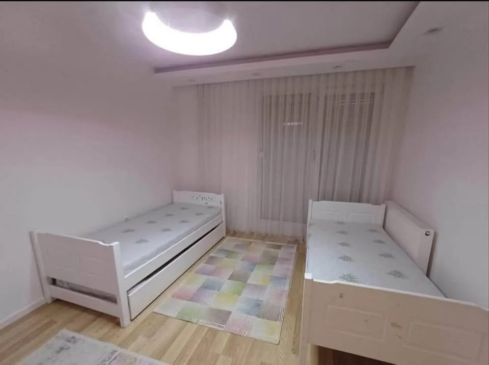 Banesë me qira 2+1 në Fushë Kosovë