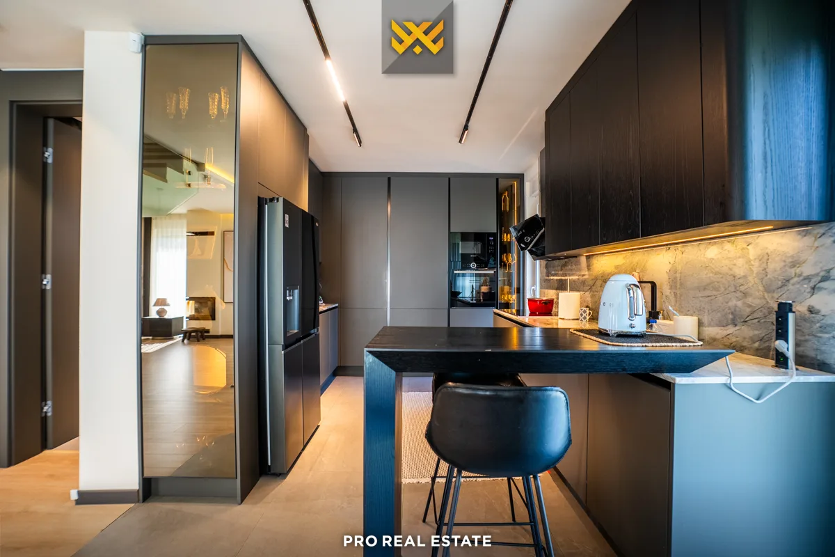 Shtëpi 240m² + 120m² për #SHITJE në Lagjen Qendresa Home