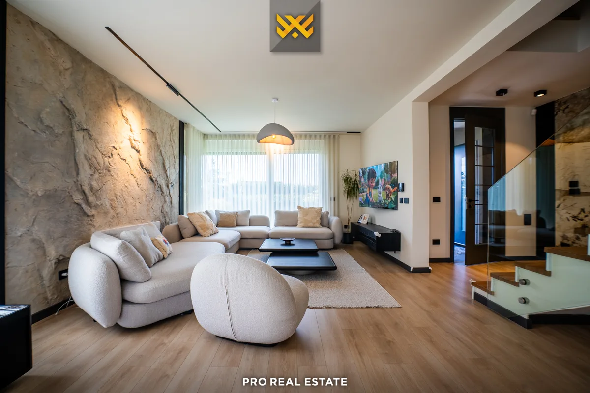 Shtëpi 240m² + 120m² për #SHITJE në Lagjen Qendresa Home