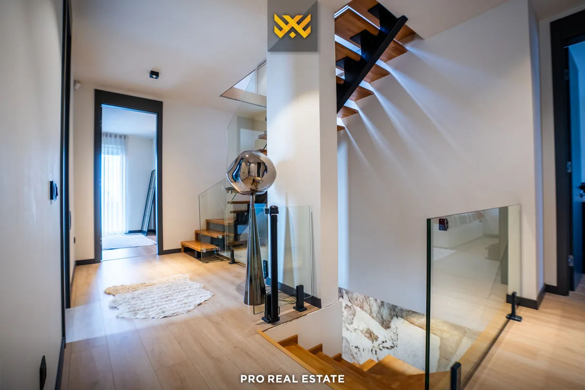 Shtëpi 240m² + 120m² për #SHITJE në Lagjen Qendresa Home
