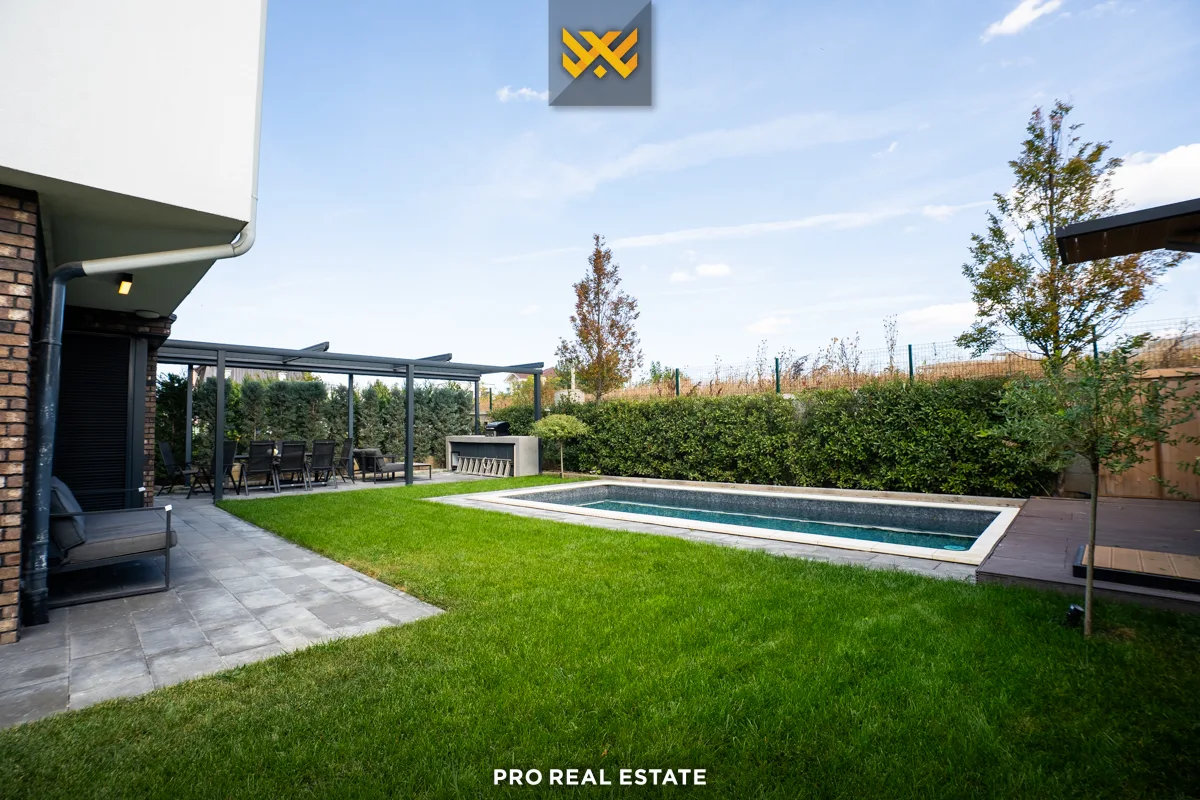Shtëpi 240m² + 120m² për #SHITJE në Lagjen Qendresa Home
