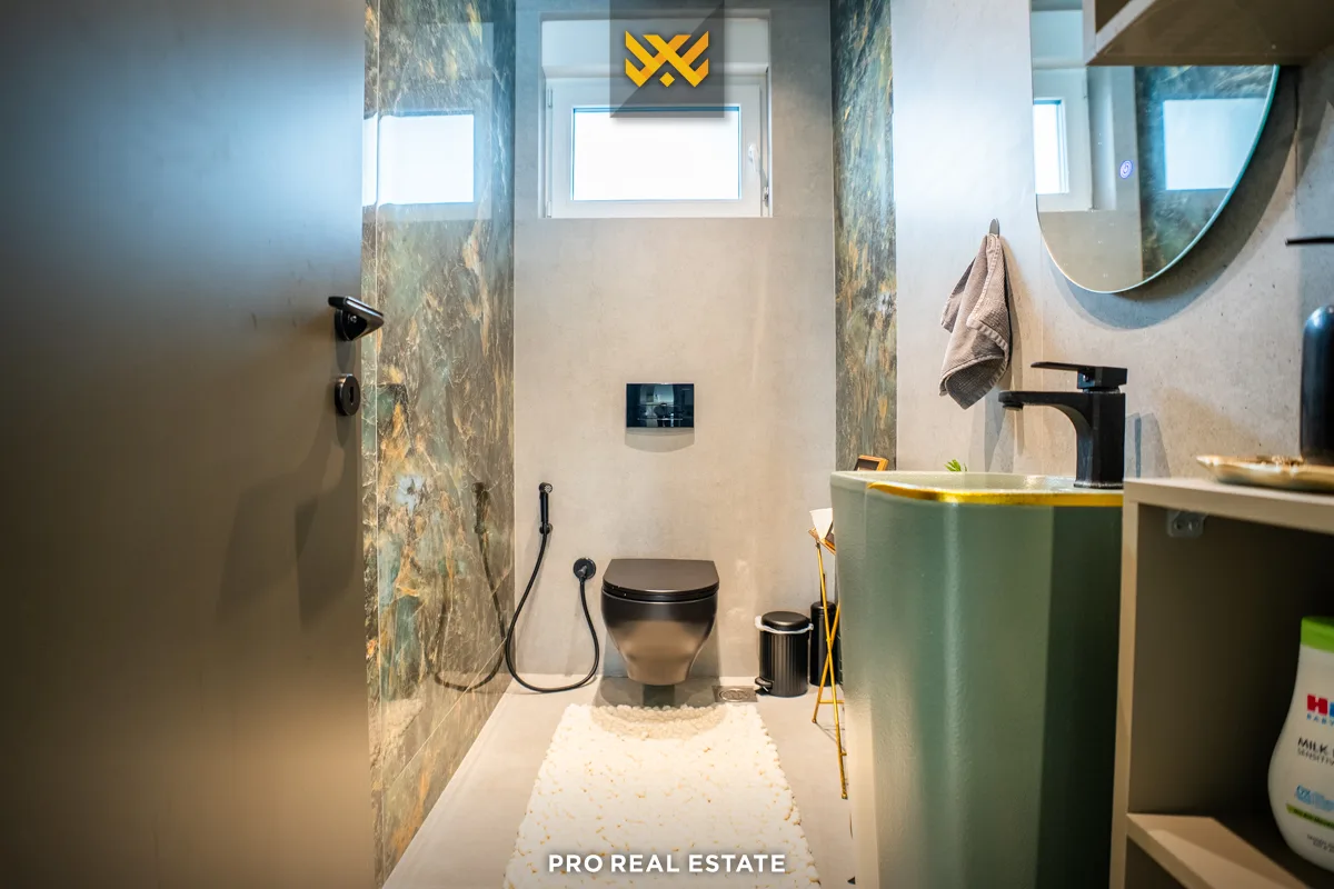 Shtëpi 240m² + 120m² për #SHITJE në Lagjen Qendresa Home