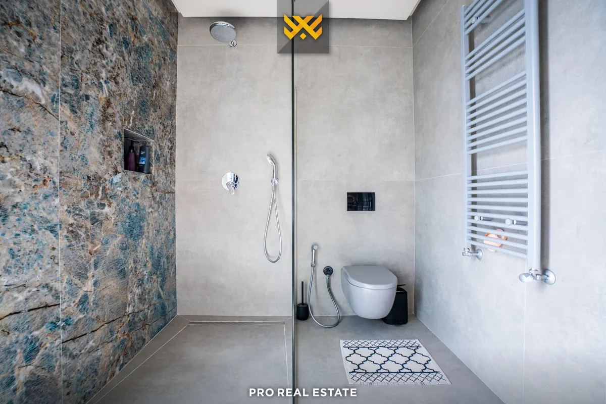 Shtëpi 240m² + 120m² për #SHITJE në Lagjen Qendresa Home