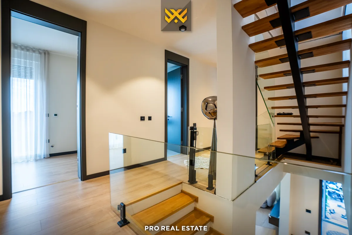 Shtëpi 240m² + 120m² për #SHITJE në Lagjen Qendresa Home