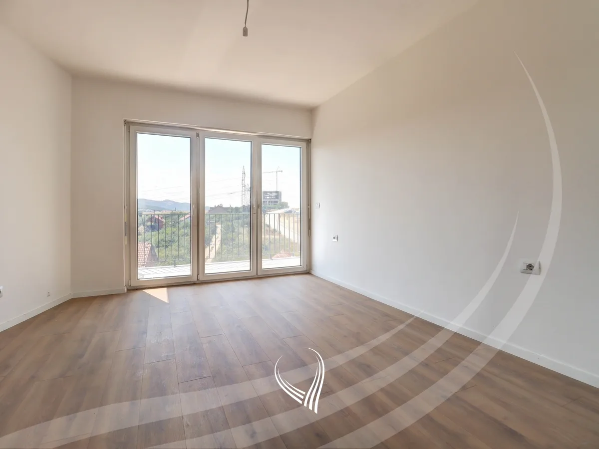Banesë me 3 dhoma gjumi në shitje në lagjen Prishtina e Re