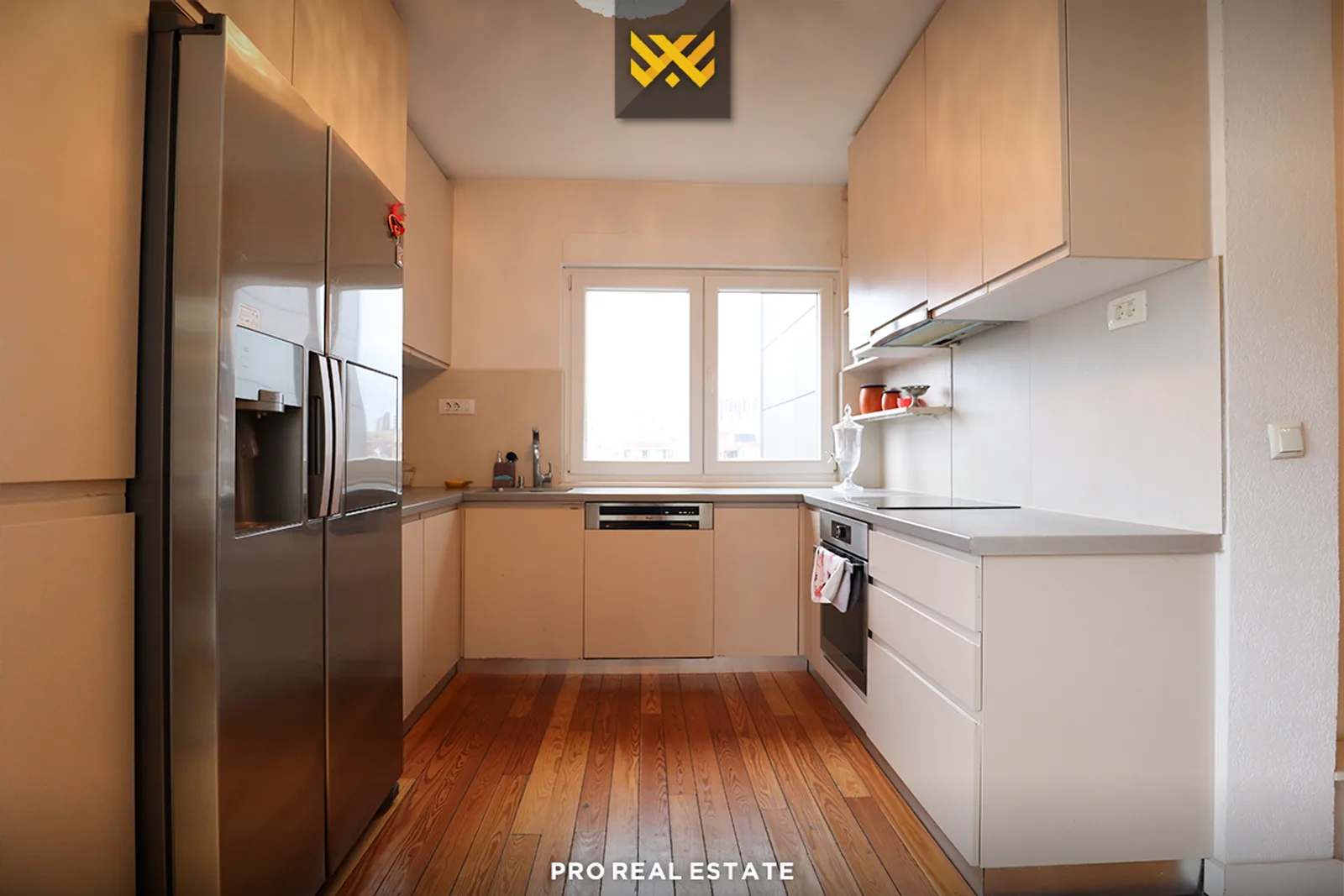 Banesë – Penthouse 230m² + 100m² në #SHITJE në Lagje të Spitalit.