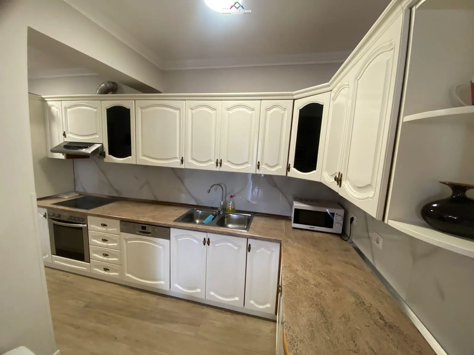 Apartament me qera 3+1+2 ne Qender (ID B230171) Tirane