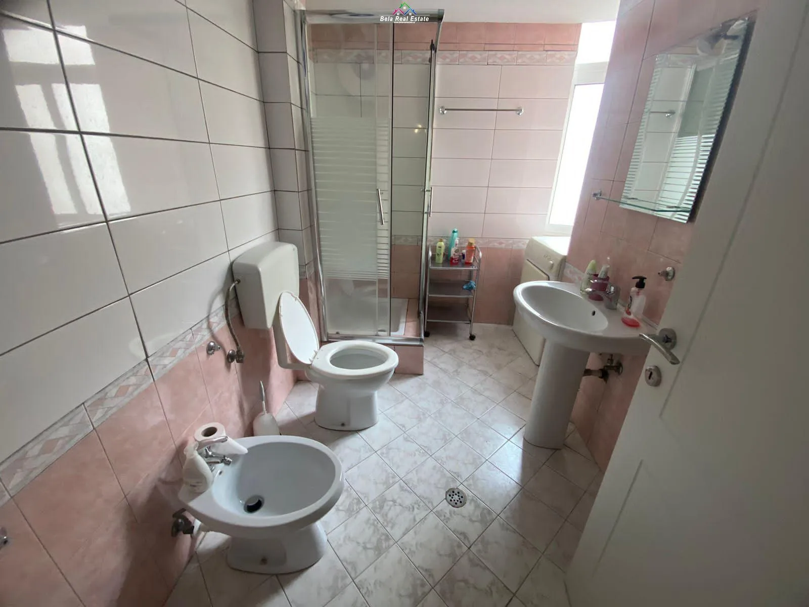 Apartament me qera 3+1+2 ne Qender (ID B230171) Tirane