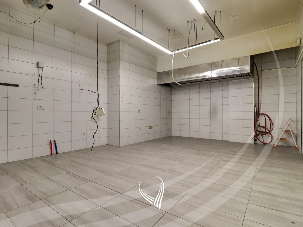 Lokal 290m2 me qira në Qendër