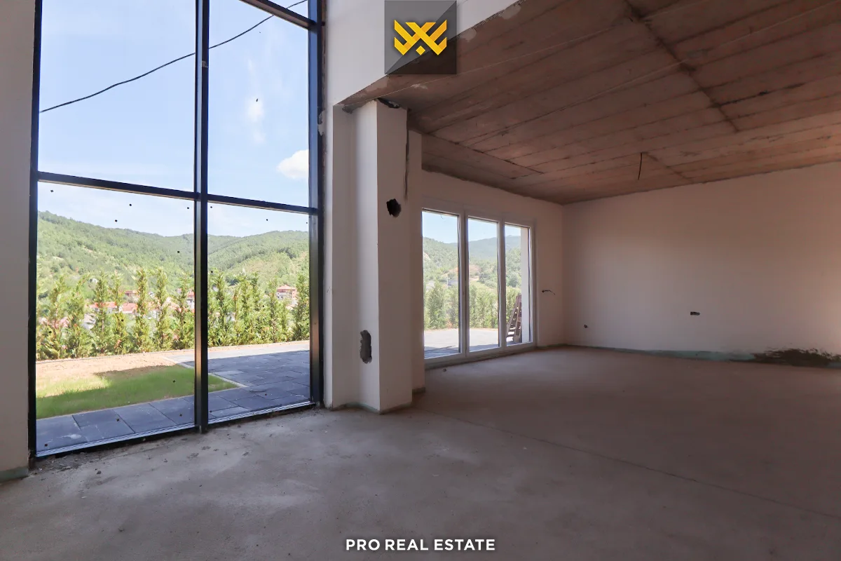 Shtëpi 235m² + 60m² për #SHITJE në Lagjen e Gjelbër