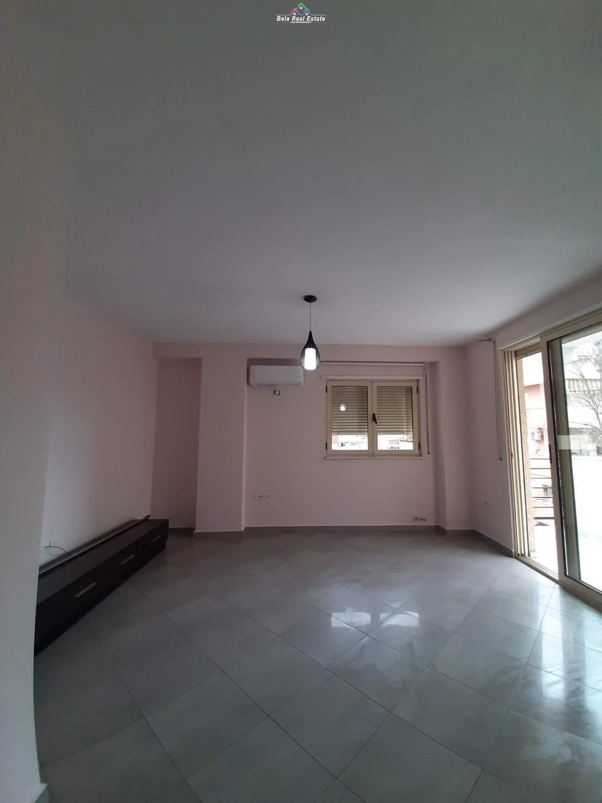 Apartament Me Qera 1+1 Tek Komuna e Parisit ( ID B210104) Tirane