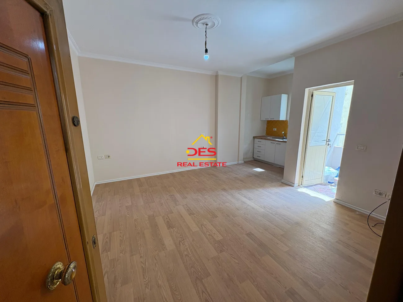 Shitet garsoniere te “rruga e çipajve”, vlorë.