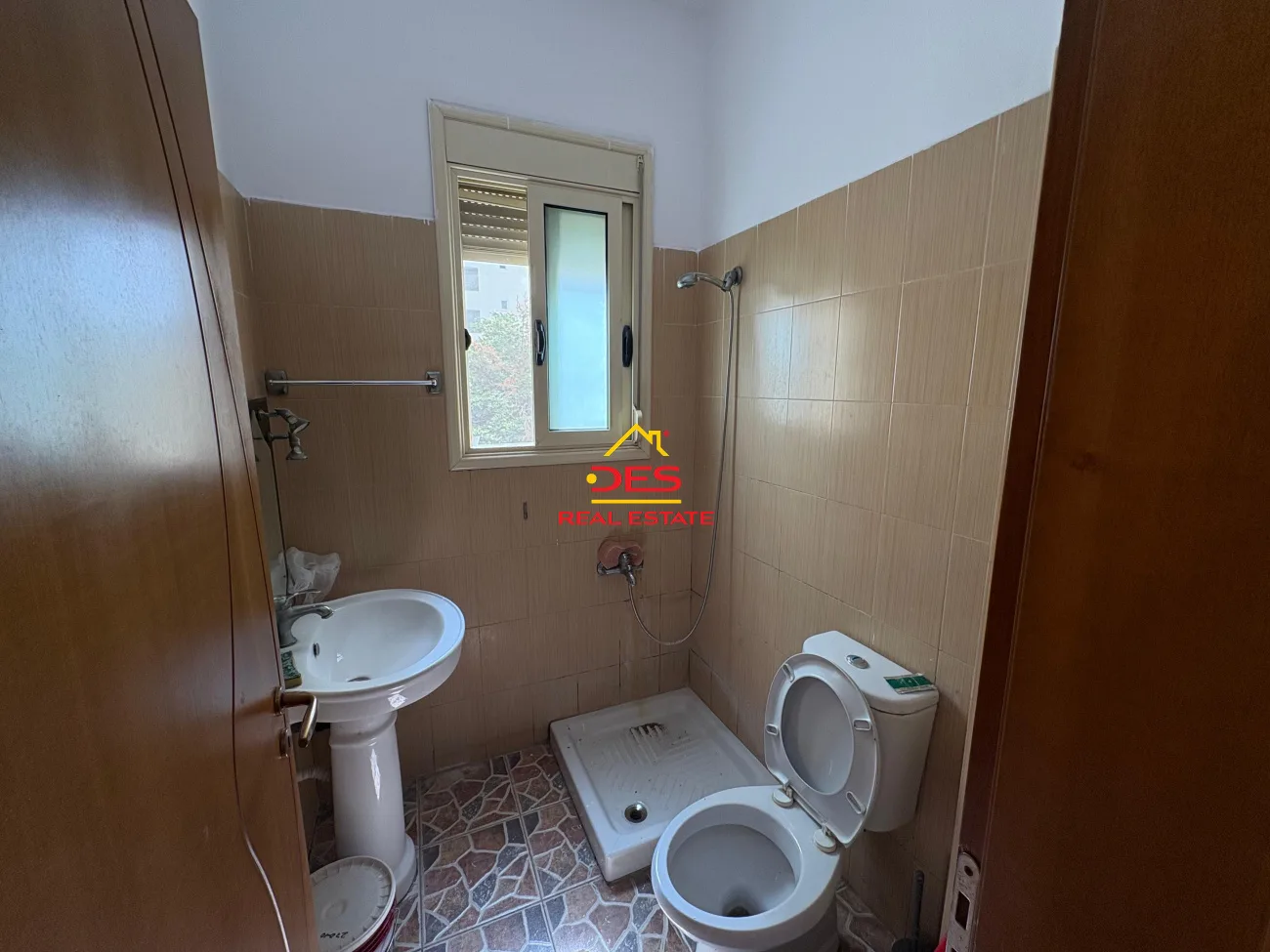 Shitet garsoniere te “rruga e çipajve”, vlorë.