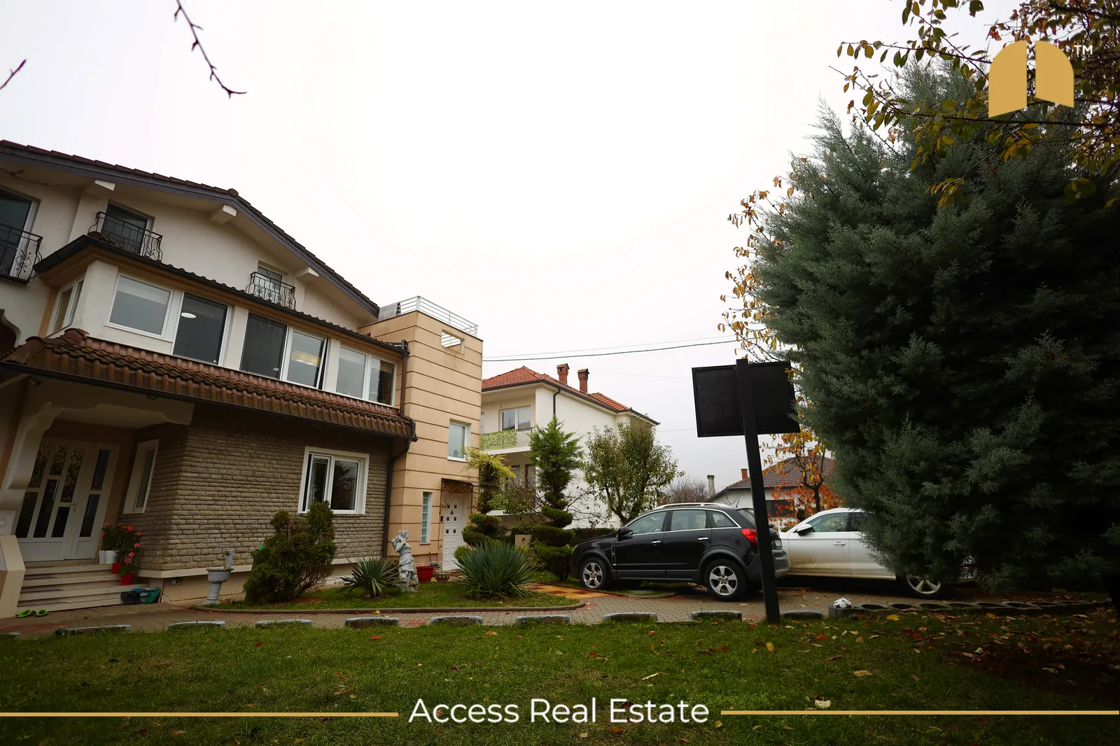 Shtëpi me QIRA – 420m² + 4.5 Ari – Sofali