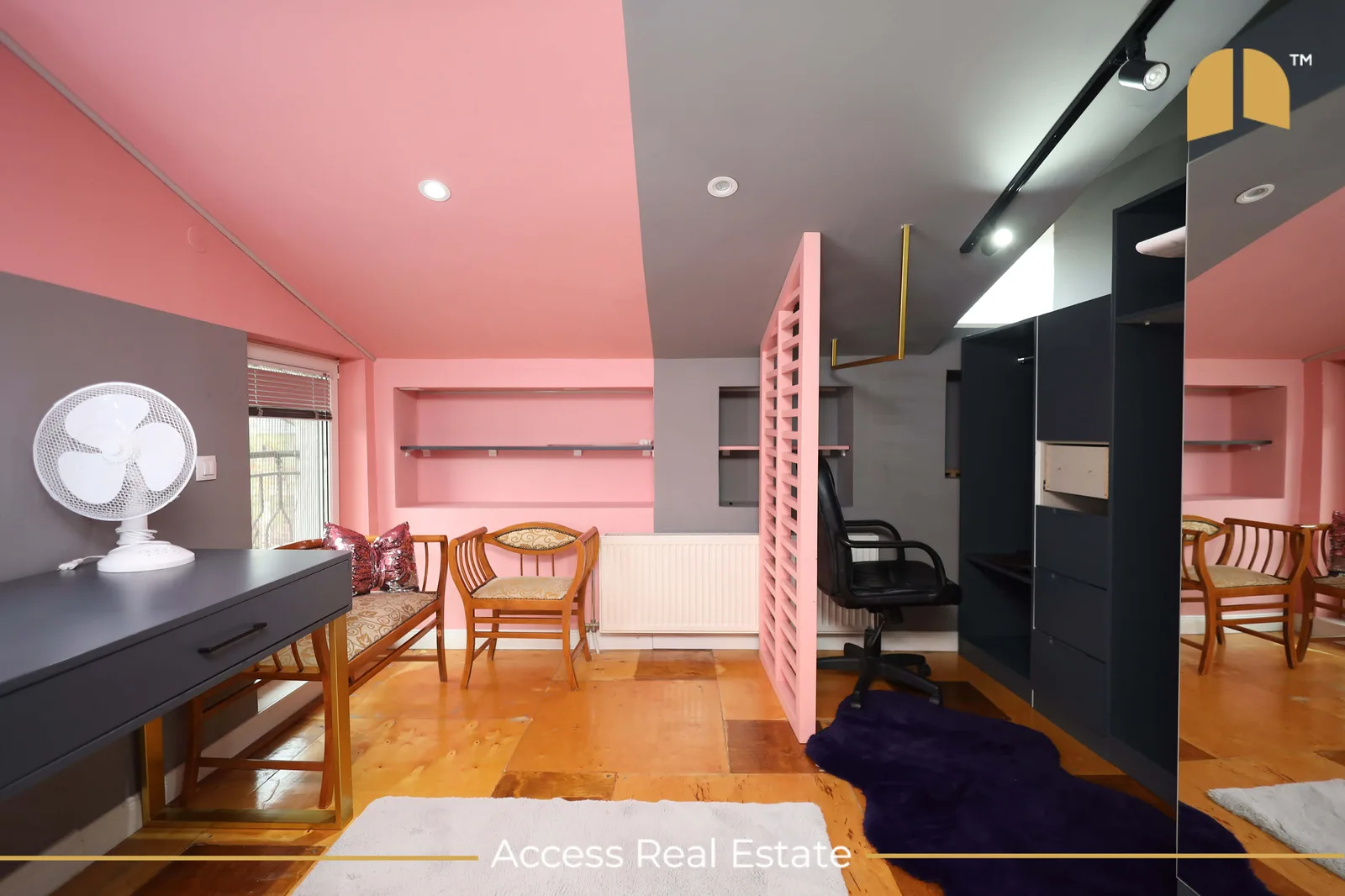 Shtëpi me QIRA – 420m² + 4.5 Ari – Sofali