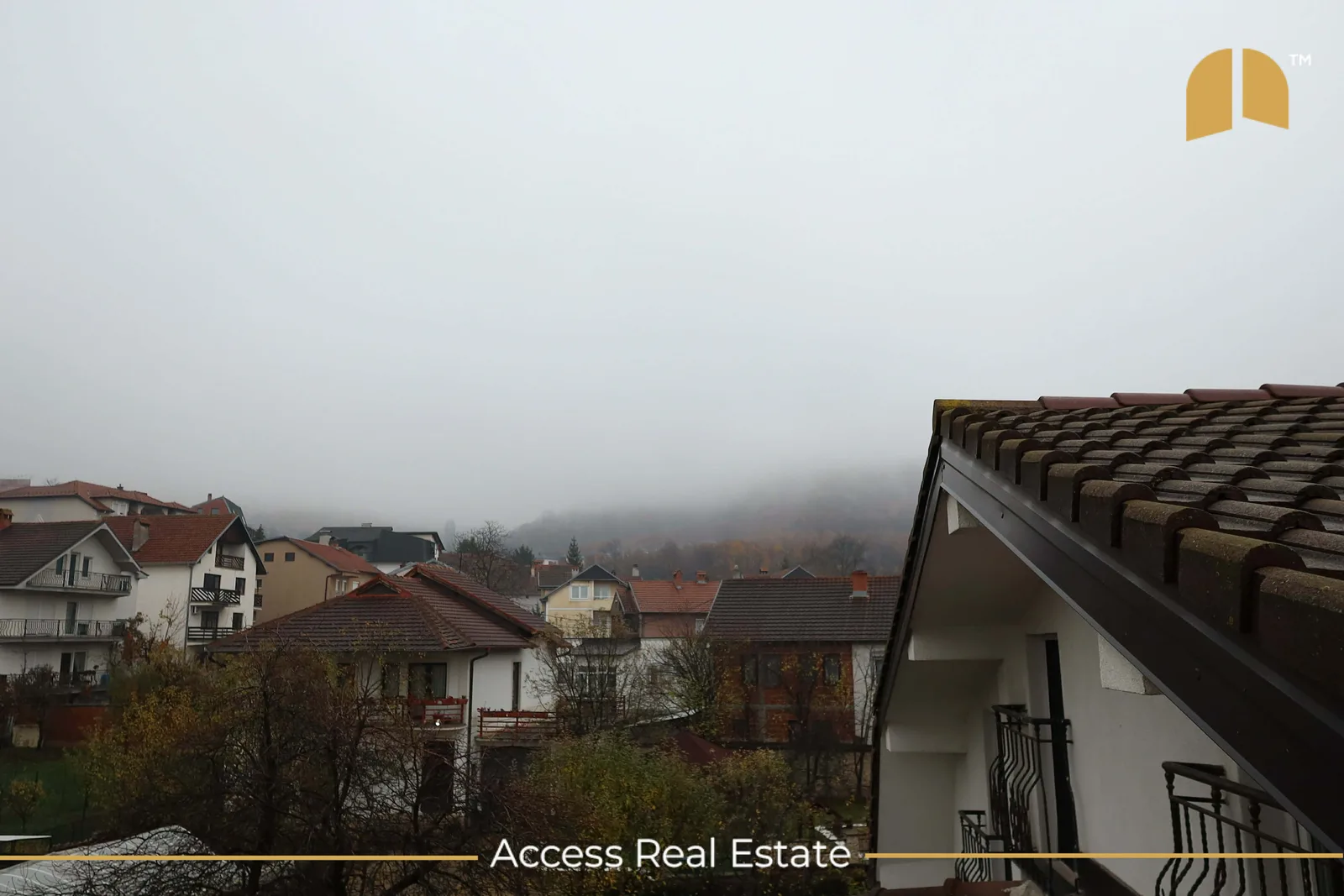 Shtëpi me QIRA – 420m² + 4.5 Ari – Sofali