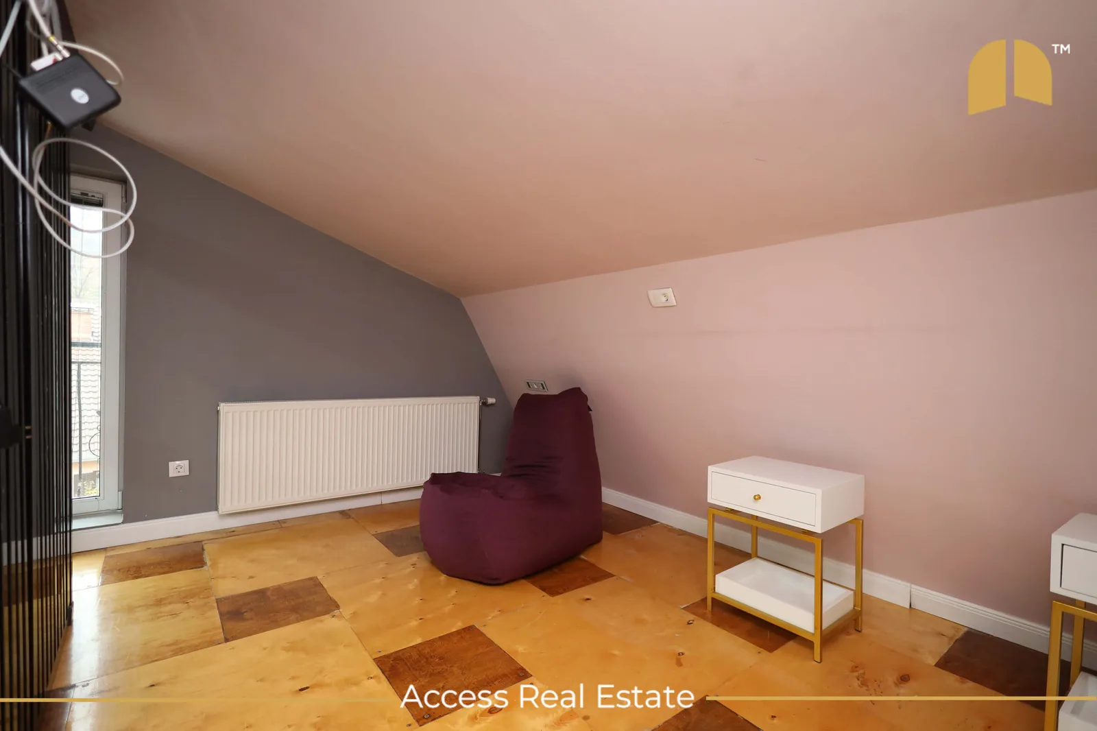 Shtëpi me QIRA – 420m² + 4.5 Ari – Sofali