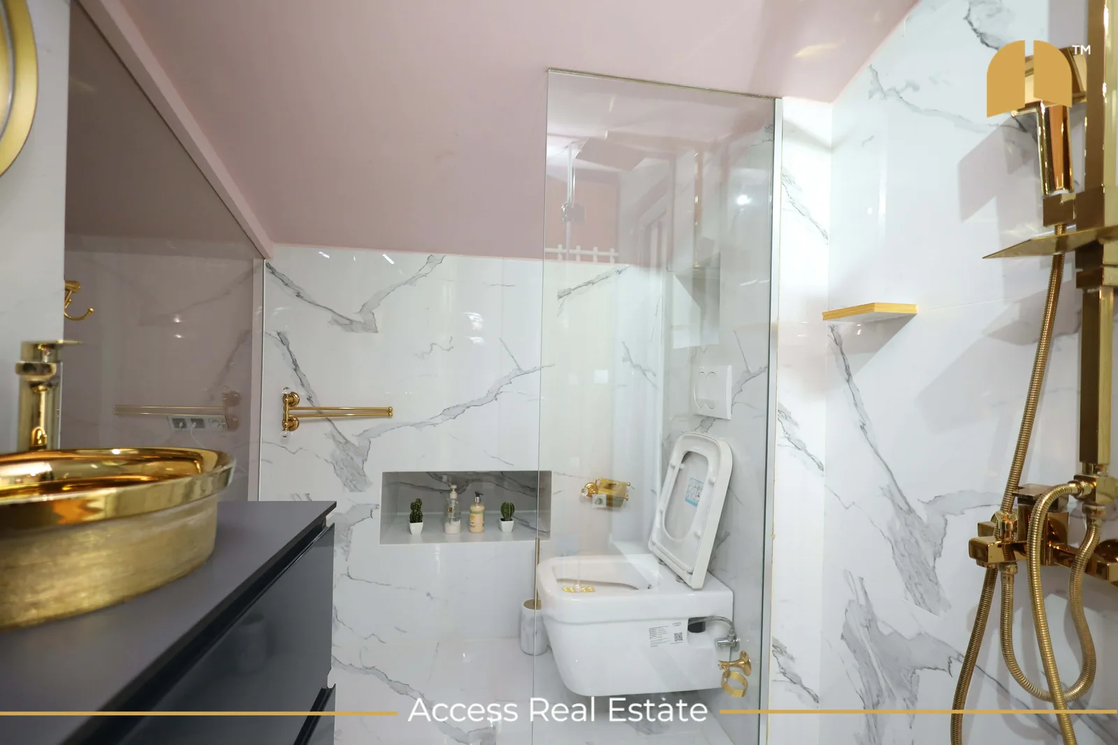 Shtëpi me QIRA – 420m² + 4.5 Ari – Sofali