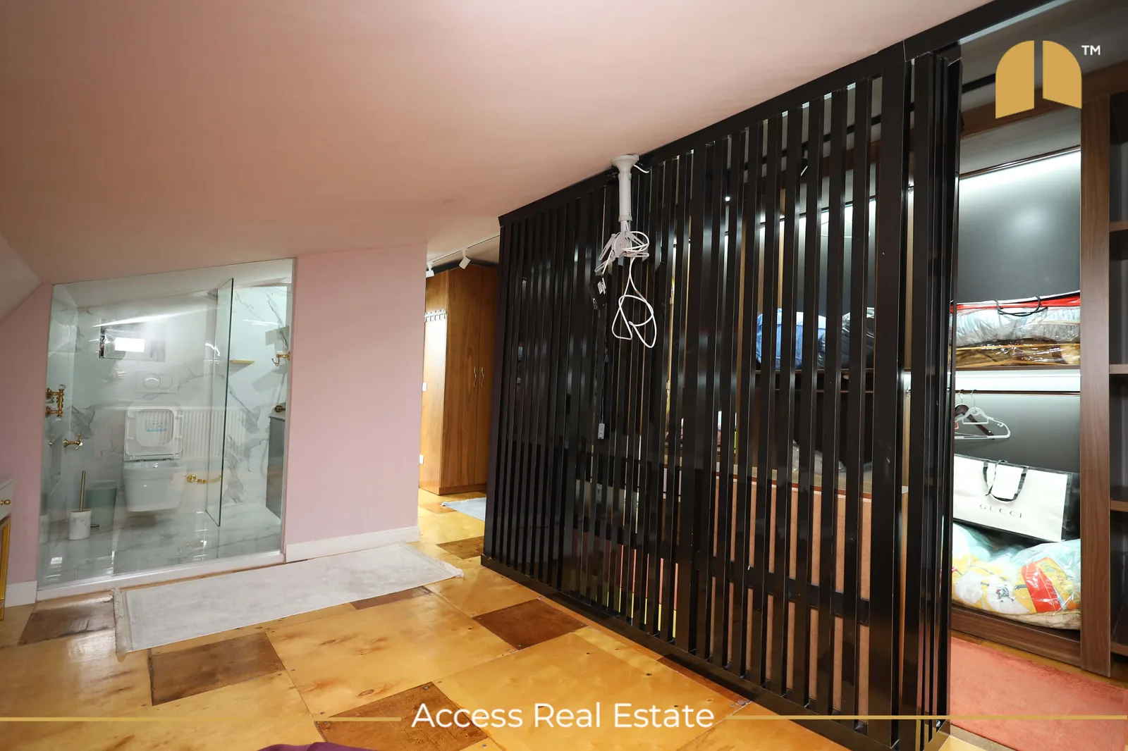Shtëpi me QIRA – 420m² + 4.5 Ari – Sofali